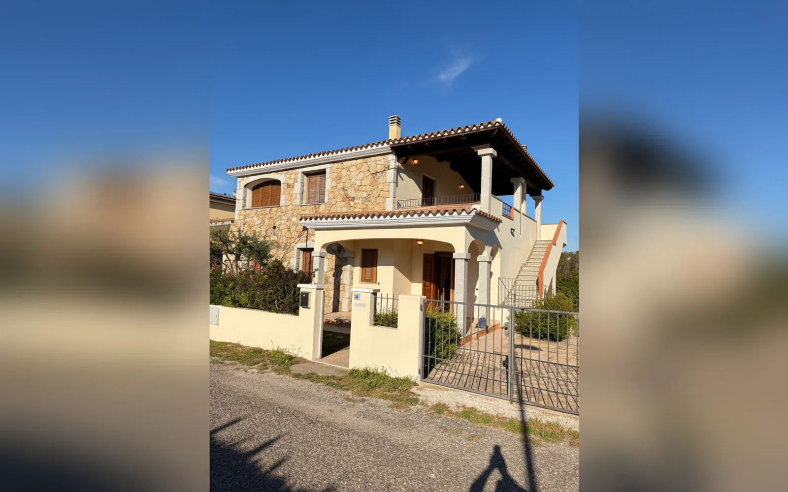 La villetta vista di lato, con il giardino recintato