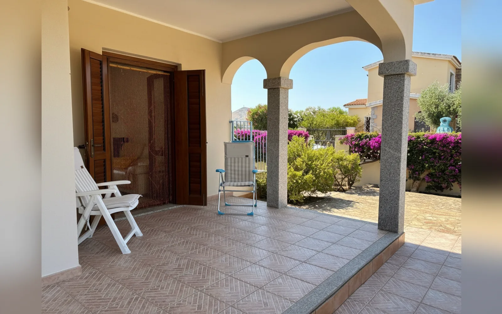 La veranda coperta con gli archi, affacciata sul giardino