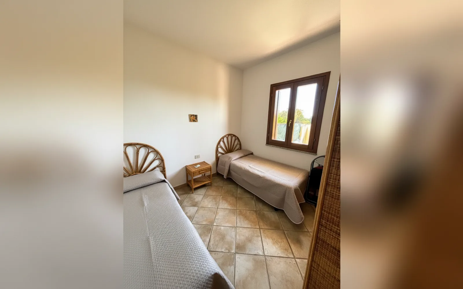 La camera con due letti singoli e le testiere a ventaglio