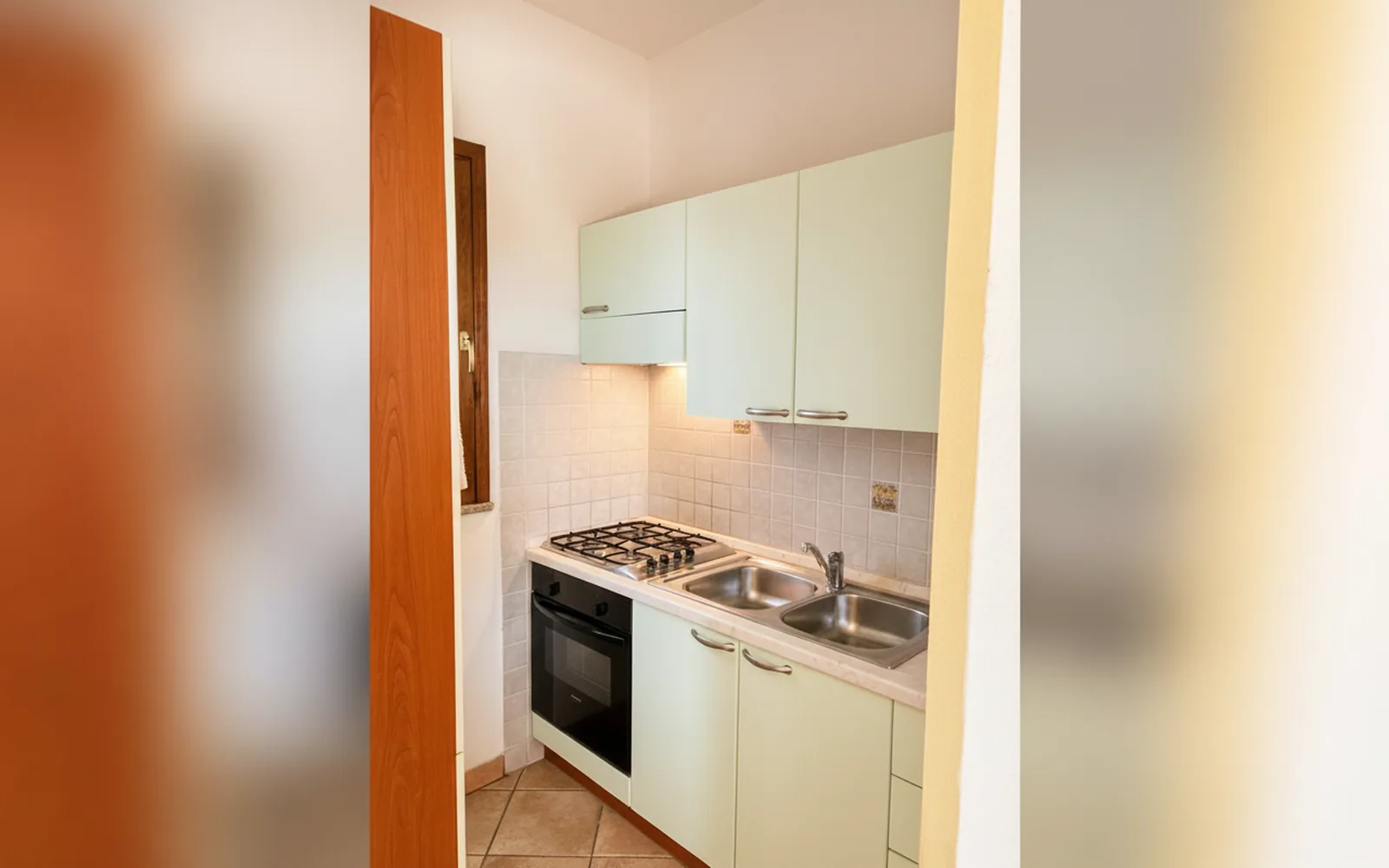 Il cucinotto attrezzato con piano cottura, forno e lavello