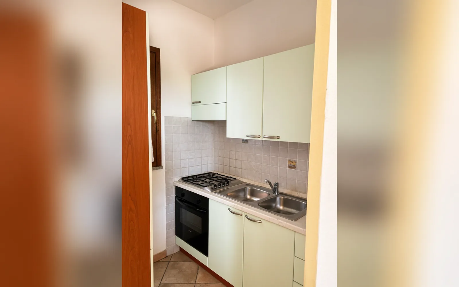 Il cucinotto visto dall'ingresso del soggiorno