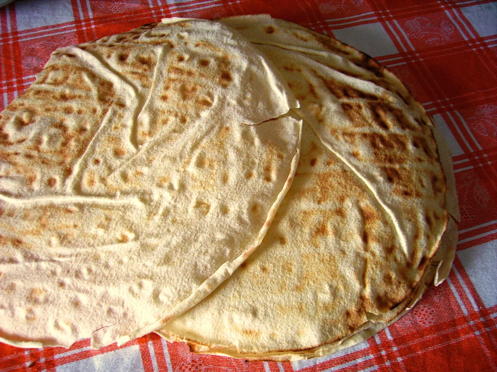 Fogli di pane carasau su una tovaglia a quadri