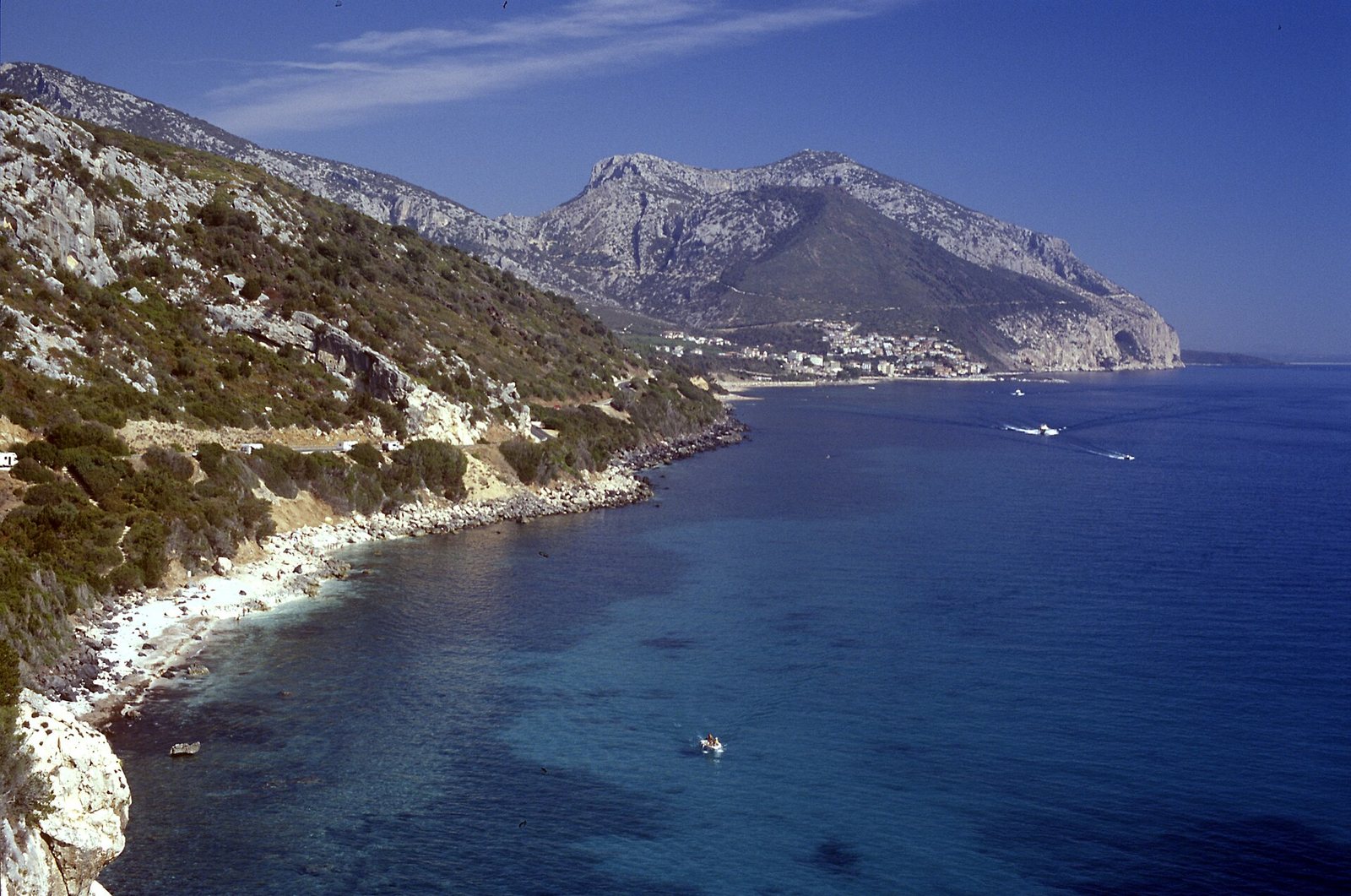 La costa a falesia del Golfo di Orosei vista da Cala Fuili, verso Cala Gonone