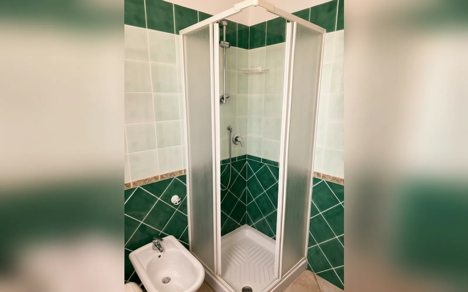 Il bagno con box doccia, in uso comune alle due camere