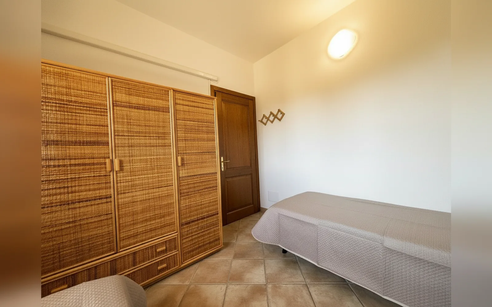 La camera doppia con armadi in vimini e letto singolo